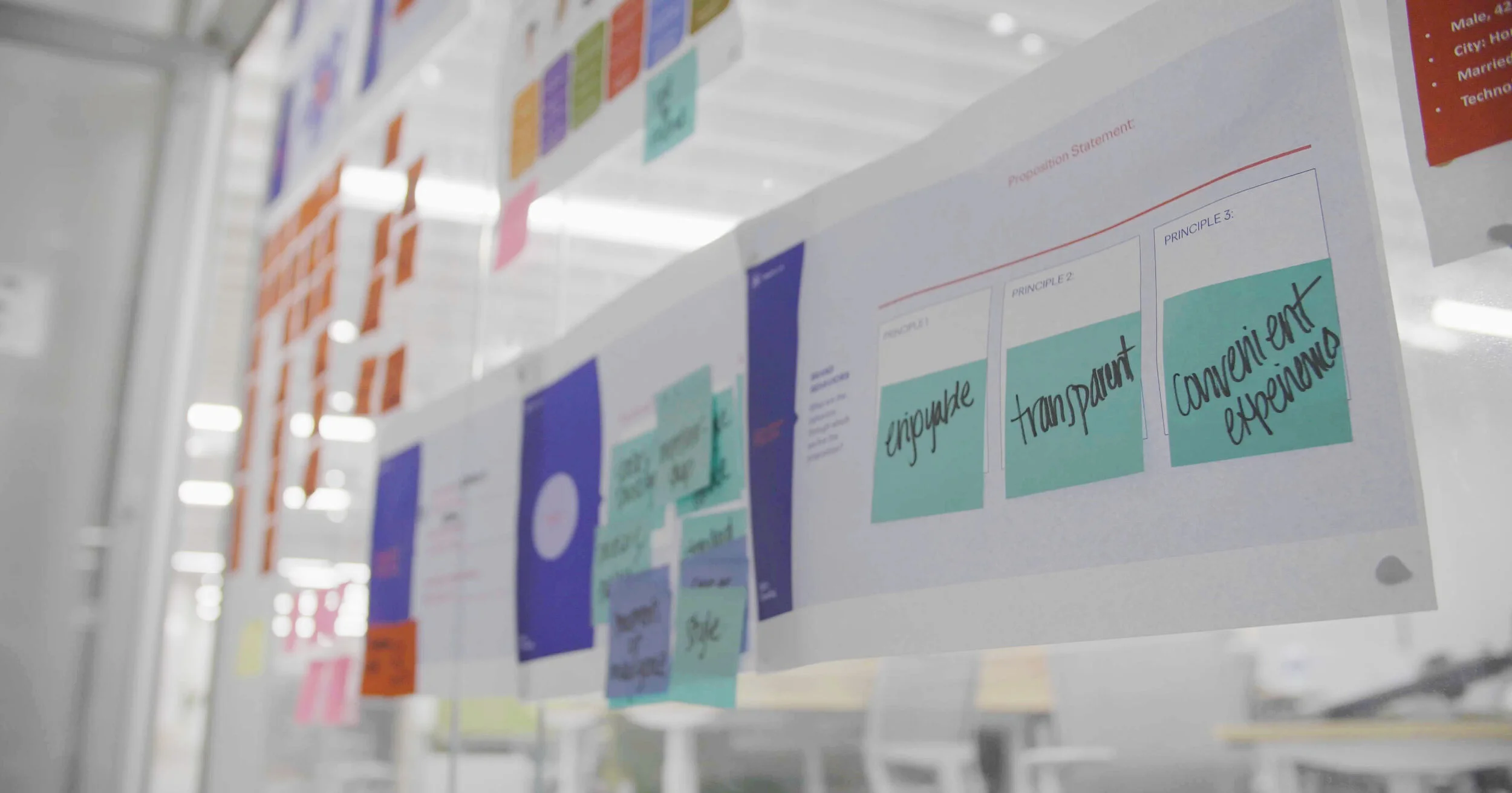Workshop wall with experience principles on sticky notes: enjoyable, transparent, convenient.